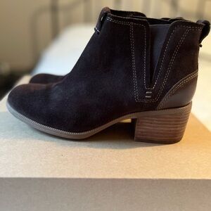 Women`s Clarks Maypearl Daisy Ankle Boots Brown Suede Size 9 Fall Glam
